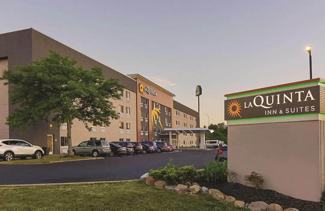 La Quinta Inn & Suites By Wyndham Cleveland - Airport North-1